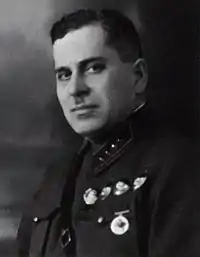 Photo en noir et blanc d'un homme en uniforme