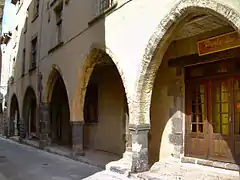 Les arcades derrière l'église.