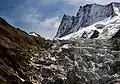 Partie supérieure du glacier sous le Finsteraarhorn. Sur la droite, à l'arrière-plan, l'Agassizhorn (août 2008).