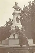 Monument au docteur Augustin Grisolle« Monument au docteur Grisolle à Fréjus », sur À nos grands hommes,« Monument au docteur Grisolle à Fréjus », sur e-monumen