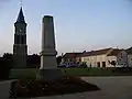 Le beffroi communal et le monument aux morts.