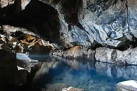 La scène d'amour entre Jon et Ygrid (roman)/Ygritte (série télévisée) a été filmée dans la grotte de Grjótagjá.