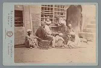 [Groupe devant un café avec un jeu de société], portrait-carte, 1869-1890, Amsterdam, Rijksmuseum.