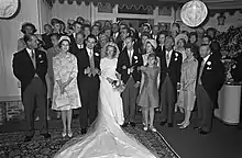 Photo de groupe prise pendant un mariage. Parmi les nombreux convives on aperçoit le duc d'Édimbourg, le roi Constantin II de Grèce et le roi Juan Carlos d'Espagne.