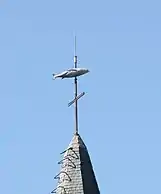 Le clocher de l'église Saint-Tudy, avec sa girouette représentant un thon.