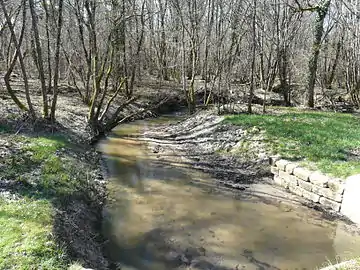 Au pont de la RD 38, le Grolet marque la limite entre les communes de Saint-Étienne-de-Puycorbier (à gauche) et Saint-Michel-de-Double.