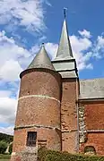 La tour sud percée de meurtrières et possédant une salle de refuge. Les traces d'un contrefort démoli sont très visibles.