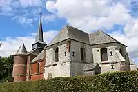 Les murs de la nef et du transept sont en pierre calcaire. Ce sont les parties les plus anciennes de l'église: ils datent de 1537 .