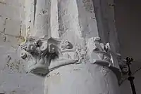 Vestiges de sculptures à l'angle du transept.