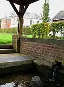 Lavoir et église.