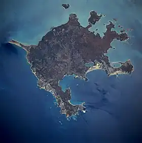 L'île de Groote Eylandt vue du ciel en 1989Le Nord est décalé de 45° vers l'Est