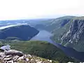 Vaste fjord témoignant de l'importance de l'englacement lors de la glaciation du Wisconsin (qui coïncide environ avec celle du Würm dans les Alpes).