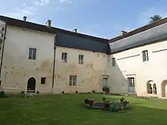 Cloître, ailes nord et est; salle capitulaire à droite.