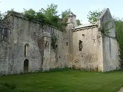 Église, transept sud, et porte des Morts latéralement à la nef.