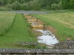 Ancien canal en cascade entre les bassins et l'étang.