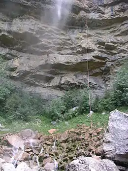 vu de loin le canyoniste n'apparait comme un point sur la corde entouré du brouillard de la cascade