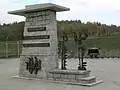 Monument à l'entrée du camp