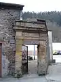 Porte d´entrée de l´usine avec le nom des fondateurs