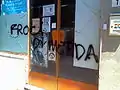 Graffiti d'insulte homophobique sur la porte d'une association gay italienne.