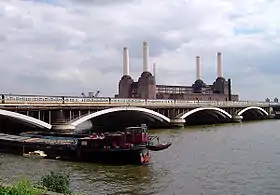Le Grosvenor Bridge avec la centrale électrique de Battersea au fond.