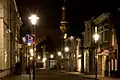 La rue Grande (Grotestraat) dans le centre de Waalwijk. À l'arrière-plan l'église réformée