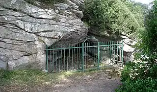 La grotte de Saint-Philbert dans le bois de la Chaize
