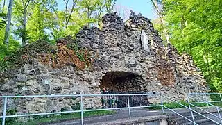 La grotte de Lourdes surplombant le village.