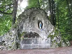 Réplique de la grotte de Lourdes.