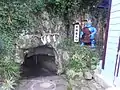 Entrée d'une grotte de Megi-jima et la représentation d'un ogre.