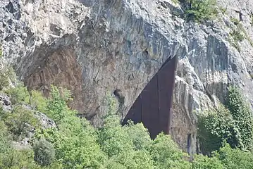 Grotte de Niaux, vue au zoom depuis la grotte de la Vache.