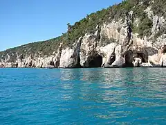 Les grottes depuis la mer.