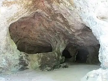 Première salle de la grotte des Fées,vue depuis le porche.