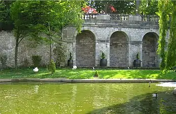 Grotte des anciens jardins du château d'Issy en 2015.