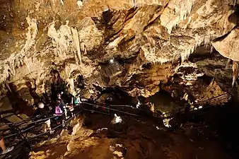 La salle du Lac dans la grotte de Bàsura.