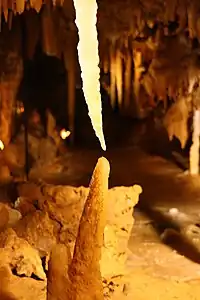 Stalactite et stalagmite : une future colonne en cours de formation.