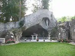 La grotte du Mesnil.
