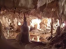 Intérieur des grottes de Thouzon