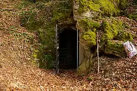 Une porte d'accès à la grotte.