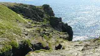 La "Grotte aux moutons" qui sert d'entrée au "Trou du tonnerre" près de la pointe de Pen Men.