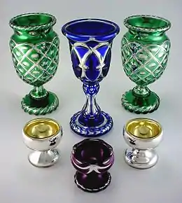 Des verres, sucriers et coupes en verre mercuré, de couleurs différentes, dorés et argentés