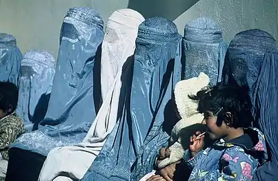 Afghanes en burqa devant la clinique de l'USAID, 2003.