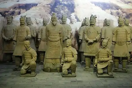 Groupe de guerriers en terre cuite avec des officiers.