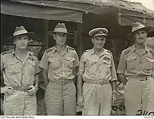 Photographie de quatre hommes debout en uniforme militaire de la RAAF.