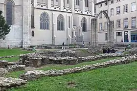 Jardin archéologique présentant les restes de l'église Sainte-Croix, à côté la cathédrale Saint-Jean.