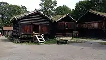 Ce tun se distingue par sa décoration des pignons par la croisée des planches de rive.