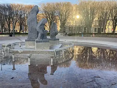 Groupe des trois. Eugène Dodeigne. Place de la république. Pierre de Soignies.Lille.