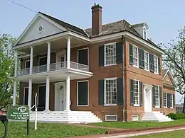 Maison à deux étages construite en briques.