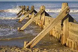 Épi en bois à Mundesley, Norfolk, Royaume-Uni