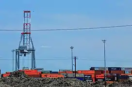 Grue et conteneurs maritimes dans le terminal Racine.