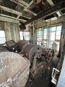 Salle des machines et des commandes.